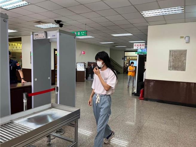 网红「小玉」朱玉宸利用人工智慧技术，将119位被害人的脸合成到日本AV影片上，高院开庭，朱玉宸以长髮造型出庭应讯。（本报资料照片）