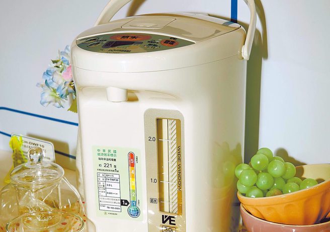 電熱水瓶長期間保溫默默就變成「吃電怪獸」，一年下來耗電量不輸冰箱。（示意圖／本報資料照片）