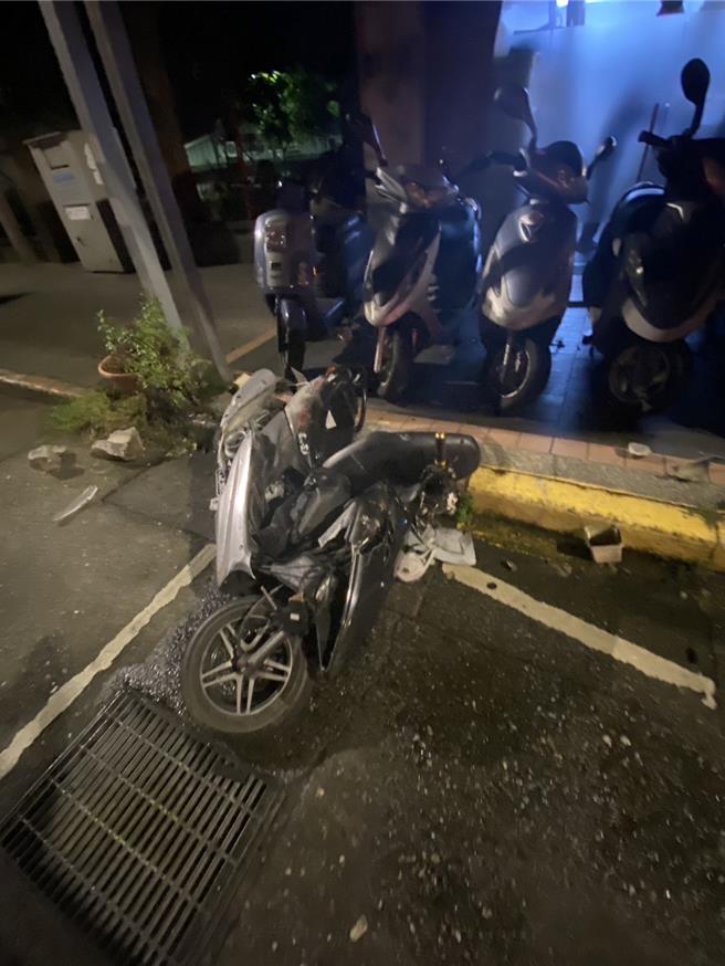 廖男自撞路邊鐵柱，當場摔車倒地。（翻攝照片／林郁平台北傳真）