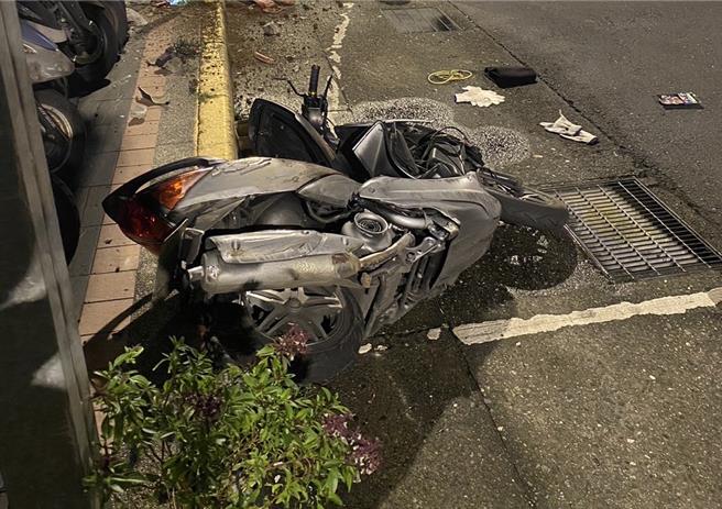 廖男自撞路邊鐵柱，當場摔車倒地。（翻攝照片／林郁平台北傳真）