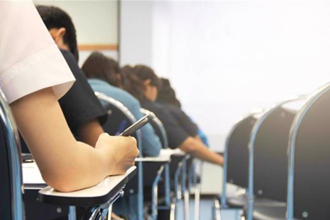 新北市一名国三男学生为了替「乾妹」出头，25日中午与隔壁班男生在学校走廊爆发口角衝突，男学生突然持弹簧刀刺向对方胸、颈部，造成对方死亡。（本报资料照片）