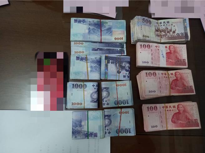 屏東地檢署日前偵破賭資高達4億餘萬的總統選舉賭盤，持續追查「下游」，27日再逮涉嫌向余下注的賴等9嫌，並查扣323萬6600元賭資、以及高達3億8240萬的票據。（屏檢提供／謝佳潾屏東傳真）