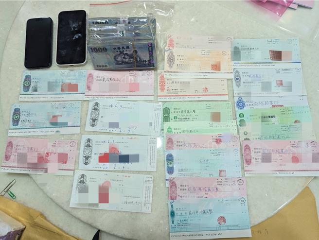 屏東地檢署日前偵破賭資高達4億餘萬的總統選舉賭盤，持續追查「下游」，27日再逮涉嫌向余下注的賴等9嫌，並查扣323萬6600元賭資、以及高達3億8240萬的票據。（屏檢提供／謝佳潾屏東傳真）