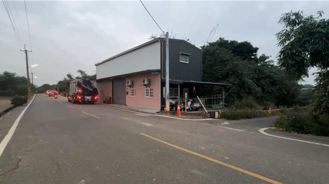 41歲蔡姓男子昨回斗南鎮老家藏匿，警方27日獲報前往圍捕，嫌犯開瓦斯拒捕，警方請求消防局支援布水線戒備。（民眾提供）