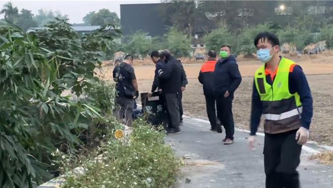 警方在竹林外埋伏。（民眾提供）