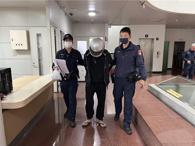 遭3條罪嫌通緝的41歲蔡姓男子（中）束手就縛。（周麗蘭攝）