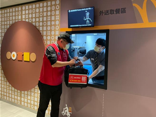 台北民生餐厅有室内型专属外送取餐窗口，让外送员取餐更方便。（朱世凯摄）