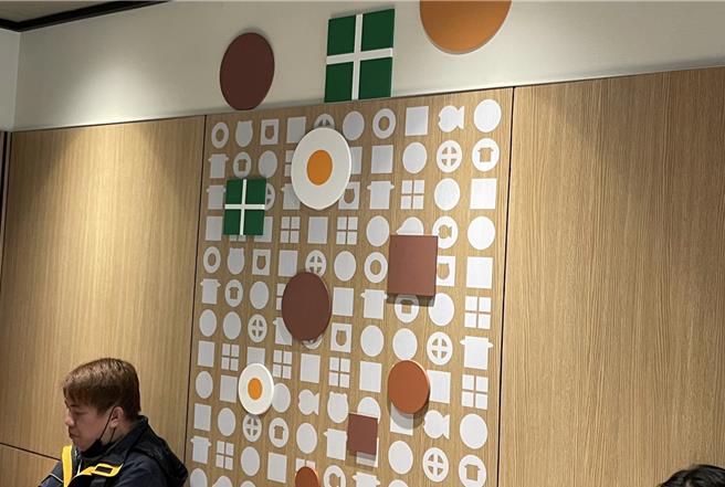 麦当劳首店採用经典食材风2.0店型，用食材图样作设计，希望打造如家庭般的温暖。（朱世凯摄）