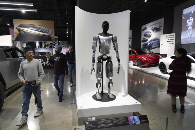 圖為展示的特斯拉機器人Tesla Bot，非報導之機器人。（資料照／美聯社）