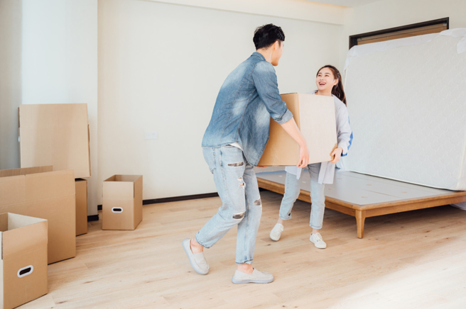 网友指出，凭什么夫妻买房要加小姑的名字，别理婆婆的无理要求，即使她不高兴也别答应。(示意图，达志提供)
