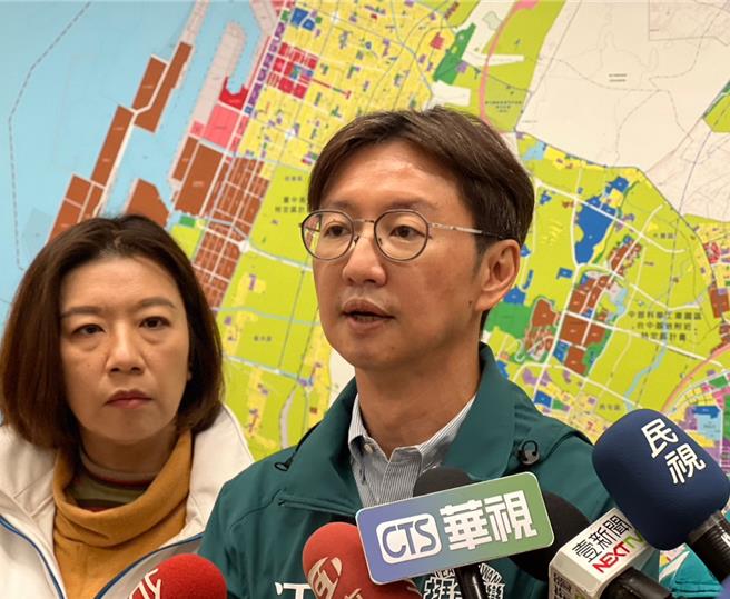 中六选区激战，民进党立委候选人江肇国今天开记者会爆料，国民党立委候选人罗廷玮家的牛肉麵店长期占用儿童游戏场用地，批评罗廷玮「用孩子在拚口袋」。（张亦惠摄）