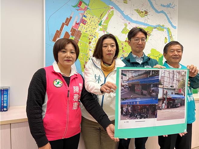 立委候选人江肇国（右二）、立委林静仪（左二）及议员郑功进（右一）、陈雅惠（左一）今天在台中市议会民进党团开记者会，爆料罗廷玮家的牛肉麵店占用黄金地段的已徵收儿童游戏场用地。（张亦惠摄）