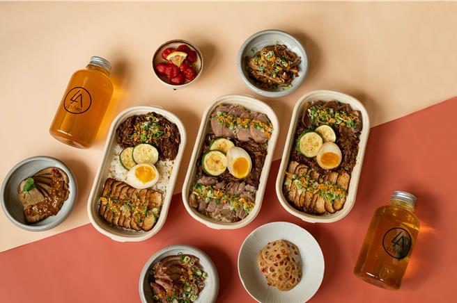 市场美食摊商的一级战区龙华公有市场内的「迪记猪舌饭」，以充满台湾味的猪舌及内臟，结合法式手法创作料理，进入龙华市场创业，距离新上国小站步行只要9分钟，欢迎大家搭轻轨来龙华市场吃美食。（柯宗纬翻摄）