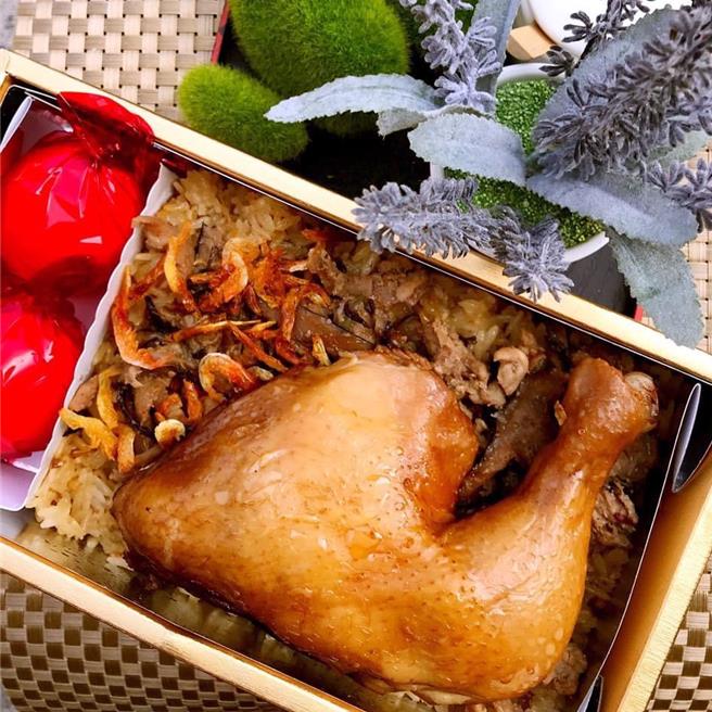 各式平常生鲜百货的建兴市场内的「陈家油饭」，贩售油饭、肉羹及鸡腿等美食，米粒饱满香味四溢的油饭及料多实在的肉羹，现在只要搭轻轨到树德家商站并步行约8分钟，就可以吃到传统人气美食。（柯宗纬翻摄）