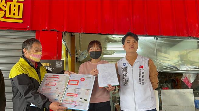 台中市六选区立委候选人罗廷玮（右）、胞姊（中）与房东王中信（左）28日共同出面，针对民进党立委候选人江肇国指控占地经营牛肉麵店，提出证据强调合法租用。（罗廷玮服务处提供／王煌忠台中传真）