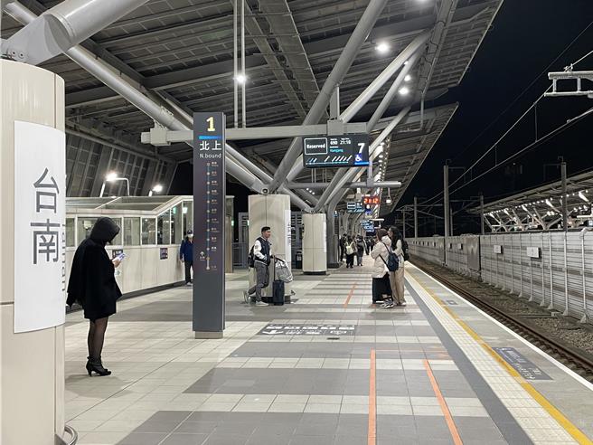 2024总统大选将于明年1月13日投票，台湾高铁再加开4班次列车，并扩大自由座量能。图为民眾在高铁月台候车。（蔡亚桦摄）