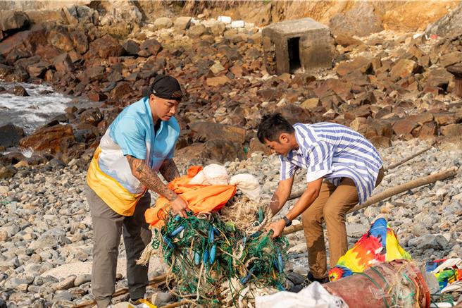 郭泓志（左）與姚元浩一起淨灘。（好看娛樂提供）