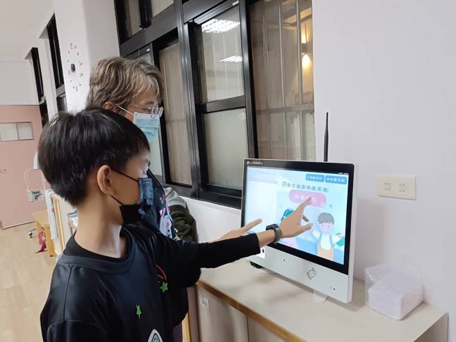 吴秀汝护理师指导学生操作健康中心智能挂号暨创新通报系统(图/新北市教育局提供)