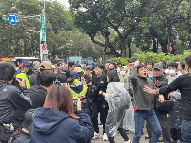 民眾黨不分區立委候選人黃國昌今率群眾前往監察院門口，抗議賴清德老家違建未如實申報，監察院涉嫌包庇，但基進黨人士在過程闖入，對黃丟太陽花，痛批他背棄太陽花。（蔡雯如攝）