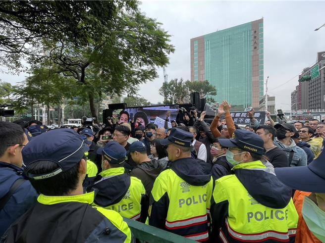 大批群眾在監察院喊話，要求監察院長陳菊出來接收檢舉函，但監院未派代表，群眾一度想進入監院，但遭警方攔阻。（蔡雯如攝）