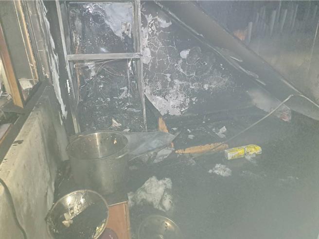 新竹縣湖口鄉28日清晨發生住宅火災，事件造成新工分隊長游尚樺受困不幸殉職，圖為2樓疑似事發現場起火點。（新竹縣消防局提供／邱立雅竹縣傳真）