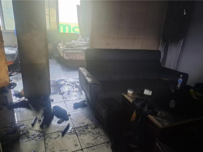 新竹縣湖口鄉28日清晨發生住宅火災，事件造成新工分隊長游尚樺受困不幸殉職，圖為2樓疑似事發現場起火點。（新竹縣消防局提供／邱立雅竹縣傳真）