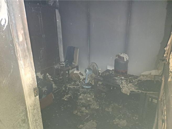 新竹縣湖口鄉28日清晨發生住宅火災，事件造成新工分隊長游尚樺受困不幸殉職，圖為2樓疑似事發現場起火點。（新竹縣消防局提供／邱立雅竹縣傳真）