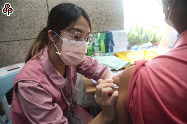 最新预防接种受害救济审议结果出炉，一名30多岁女性接种流感疫苗后罹患视神经炎，获4万元救济。示意图非当事人。（本报资料照／张铠乙摄）