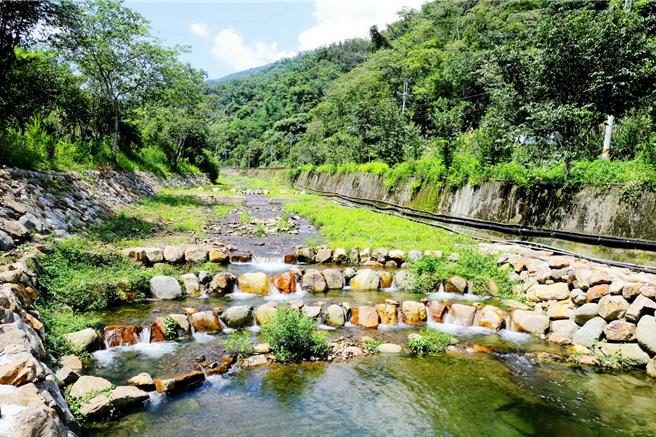 益則坑溪整治以迂迴式嵌石固床工等工法，確保魚類、兩爬類及哺乳類等活動空間，獲公共工程金質獎。（林保署南投分署提供／楊靜茹南投傳真）