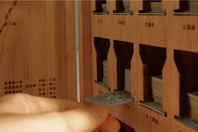 台铁局推出环岛名片式车票套组，12月31日开卖、限量300组。（台铁局提供／蔡亚桦台北传真）