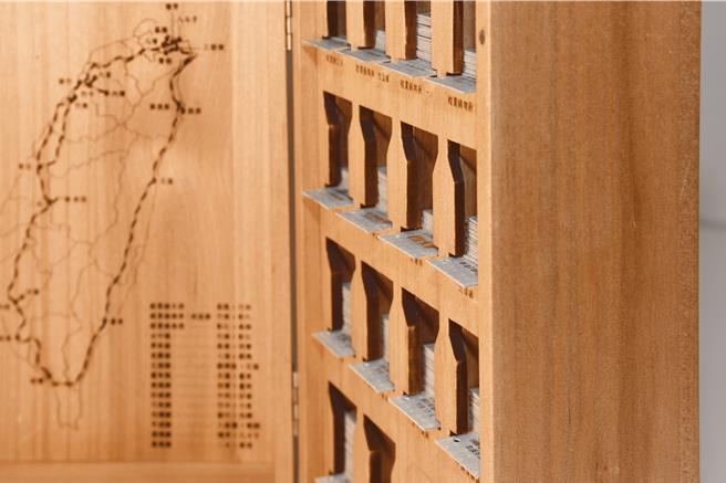 台铁局推出环岛名片式车票套组，12月31日开卖、限量300组。（台铁局提供／蔡亚桦台北传真）