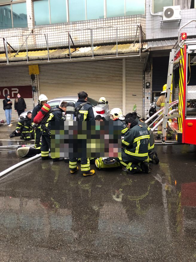 新竹湖口民宅大火！消防分队长勇救4人 舍身困楼梯间殉职。(图/民眾提供)