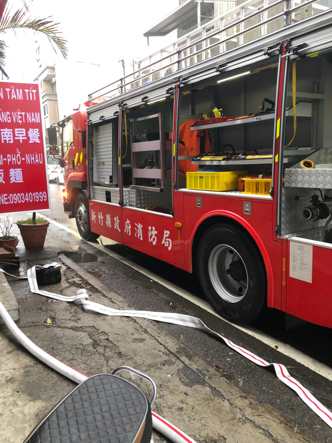 新竹湖口民宅大火！消防分队长勇救4人 舍身困楼梯间殉职。(图/民眾提供)