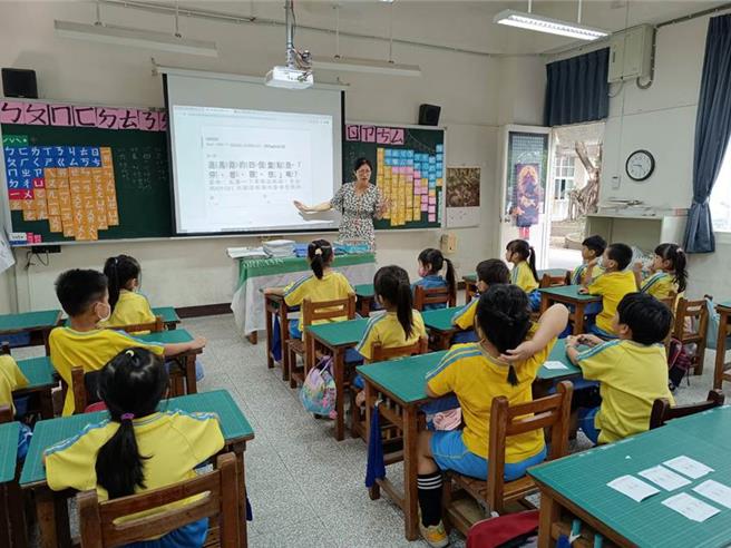 老師運用遠通與靖娟基金會製作之注音版道安數位教材，強化低年級學童道安觀念。（遠通電收提供／蔡亞樺台北傳真）