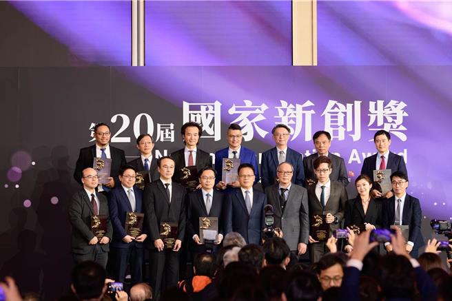 第20届国家新创奖长庚医疗体系成果亮眼，获奖团队代表合影。（前排右4）林口长庚陈建宗院长、（前排左5）颁奖人卫福部食药署李明鑫主任秘书。（长庚医院提供／林周义台北传真）