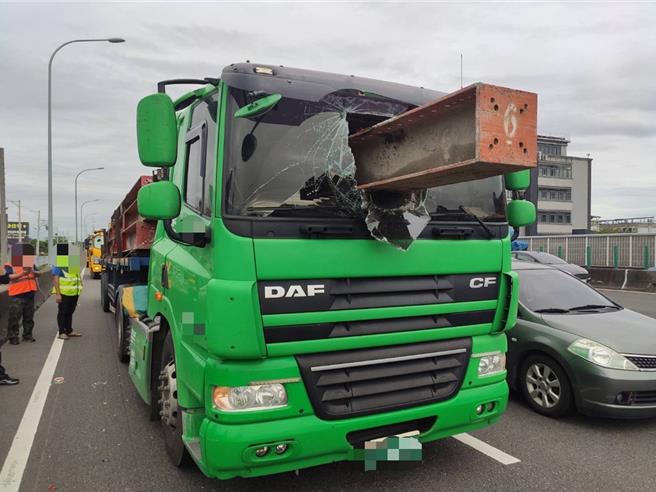 國道1號南向361.3公里鼎金路段28日上午11時許發生一件驚險車禍，30歲曾姓男子駕駛載運鋼梁的營業半聯結車行經鼎金路段因急煞車，導致車上的鋼梁因移動向前插入駕駛座並穿破擋風玻璃，曾男命大躲過一劫。（翻攝照片／林瑞益高雄傳真）