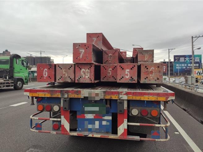 國道1號南向361.3公里鼎金路段28日上午11時許發生一件驚險車禍，30歲曾姓男子駕駛載運鋼梁的營業半聯結車（見圖）行經鼎金路段因急煞車，導致車上的鋼梁因移動向前插入駕駛座並穿破擋風玻璃。（翻攝照片／林瑞益高雄傳真）