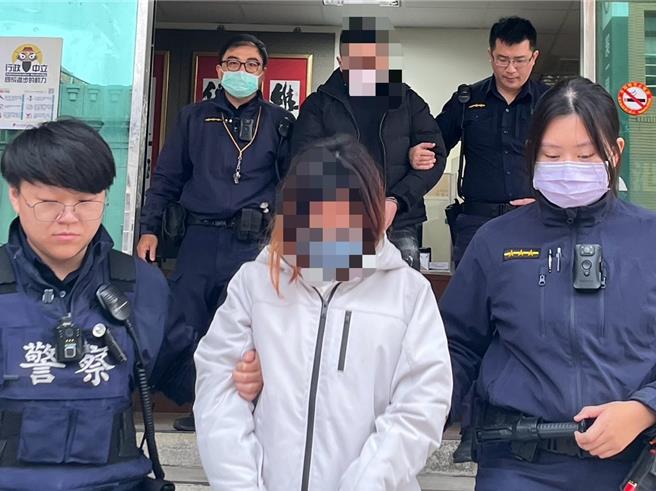 彰化縣警局鹿港警分局27日首度查獲詐騙集團要求被害人面金條的案件，逮捕兩名涉案嫌犯，並起獲市價約208萬元的1公斤金條。（警方提供／孫英哲彰化傳真）