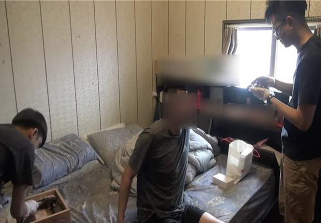 台中市刑大侦八队在彰化县芳苑乡，逮捕拥枪贩毒洪姓男子（中），在山寨LV包包内起获已上膛的改造手枪及子弹，讯后移送法办，法院裁定羁押。（警方提供／王煌忠台中传真）