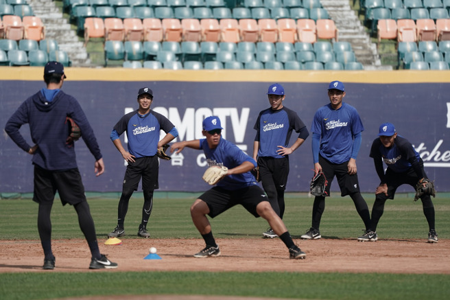 富邦悍將備戰新球季12月底展開重訓營，教練團部分也找來前火腿隊守備跑壘教練稻田直人盼能強化球隊守備。（資料照，富邦悍將提供）