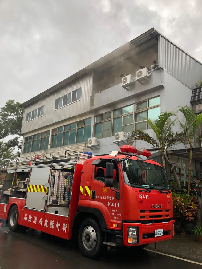 新工消防分隊長游尚樺28日救火受困火場被救出時，消防同仁進行急救。（余姓民眾提供／羅浚濱新竹傳真）