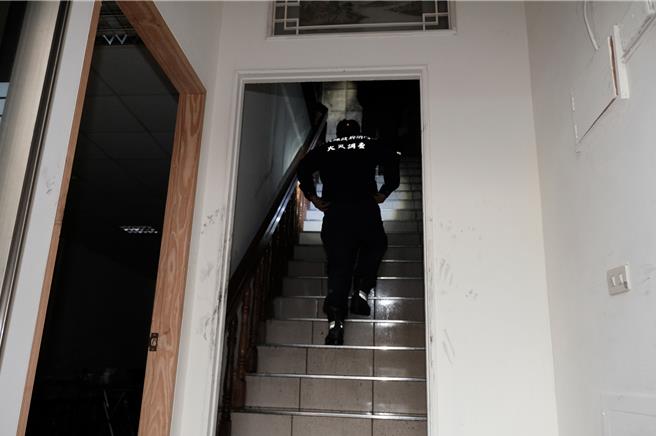 新工消防分隊長游尚樺28日救火受困火場不幸殉職，消防局火調科人員進入火場採證。（羅浚濱攝）