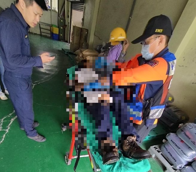 台電人員疑觸電起火，被消防人員緊急送醫救治。（讀者提供／曹婷婷台南傳真）