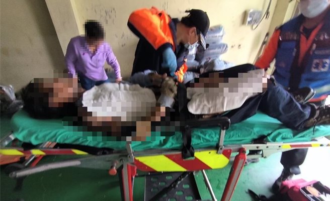 台電人員疑觸電起火，造成全身82％燒燙傷，被消防人員緊急送醫救治。（讀者提供／曹婷婷台南傳真）