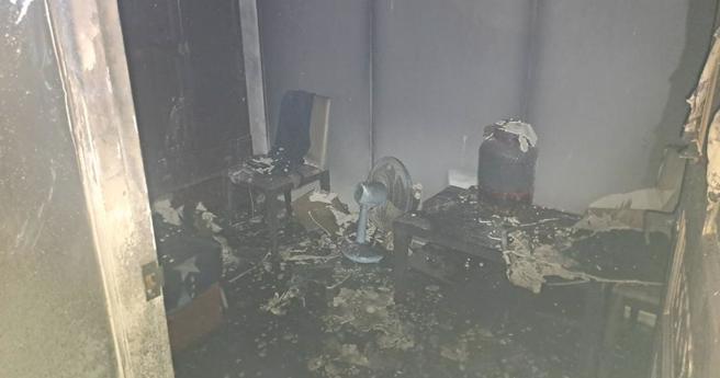 新工消防分队长游尚桦28日救火受困火场被救出时，消防同仁进行急救，送医仍不治。火灾现场。（新竹县消防局提供／罗浚滨新竹传真）