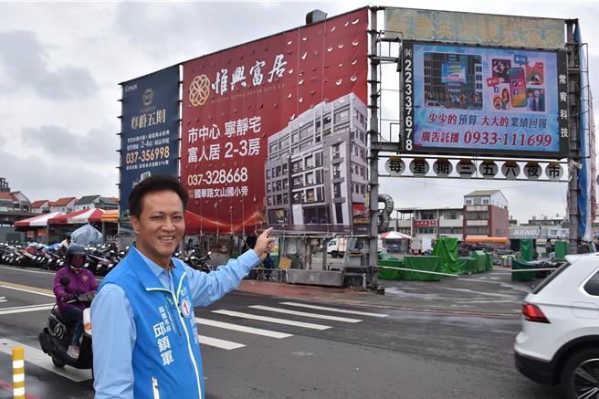 苗栗市长邱镇军当年一手推动英才夜市设置，很高兴看到英才夜市已成为苗栗乡亲的小确幸。（谢明俊摄）