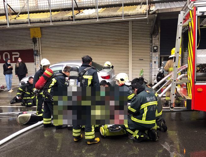 殉职原因曝光！消防分队长二度衝火场救人，疑面罩脱落呛昏。(邱立雅翻摄)