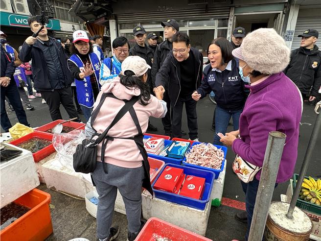 国民党副总统候选人赵少康(右三)今日抵金合体党籍立委候选人陈玉珍(右二)，前往金湖镇传统市场扫街拜票，沿途支持者高喊「少康中兴」与「冻蒜」。(于家麒摄)