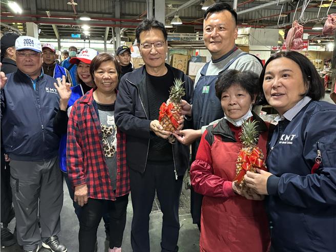 赵少康(右四)与陈玉珍(右一)一早前往金湖镇传统市场与市区扫街拜票，部分民眾还特别送上凤梨寓意吉祥物品预祝「珍侯康」高票当选。(于家麒摄)