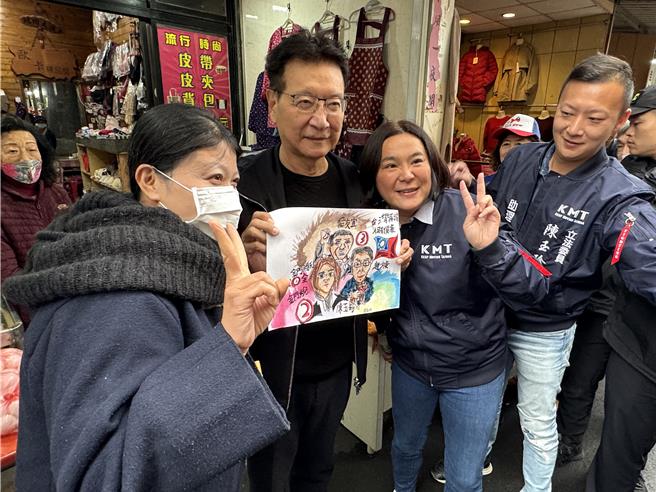 还有小学生创作「台湾再出发、人民有侯康」画作为「侯康配」加油！展现蓝军在离岛地区仍具有一定的优势。(于家麒摄)